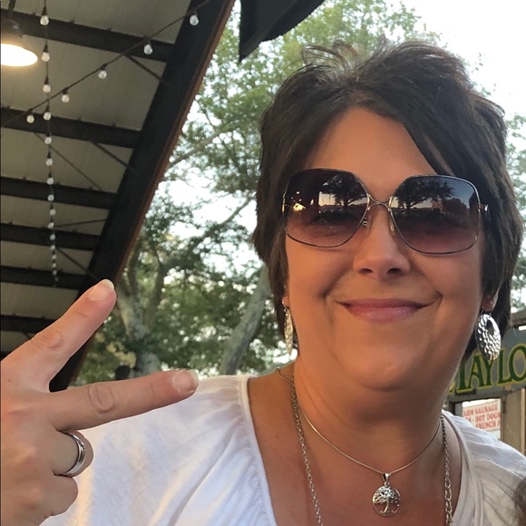 Meet your Posher, Amanda - Picture 1 of 1